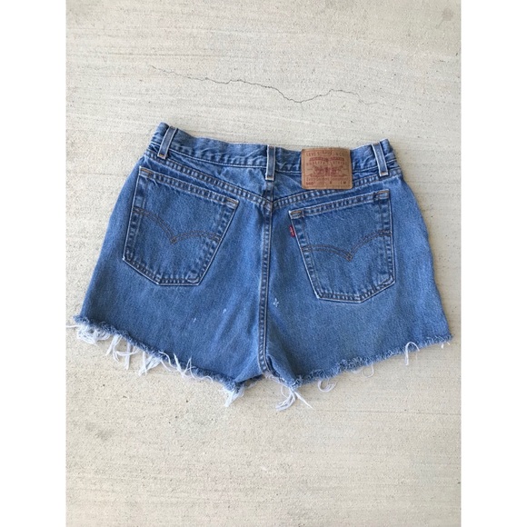 😻VINTAGE HIGH WAIST LEVI 560 CUTOFFS💋 - Picture 3 of 6